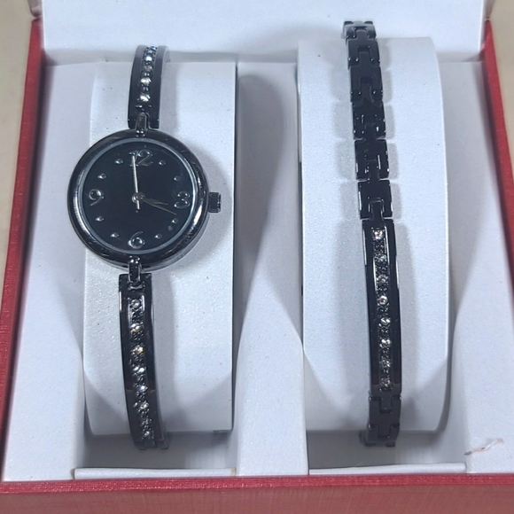 FMD Women's Watch with matching bracelet. NEW in box. - Picture 2 of 9